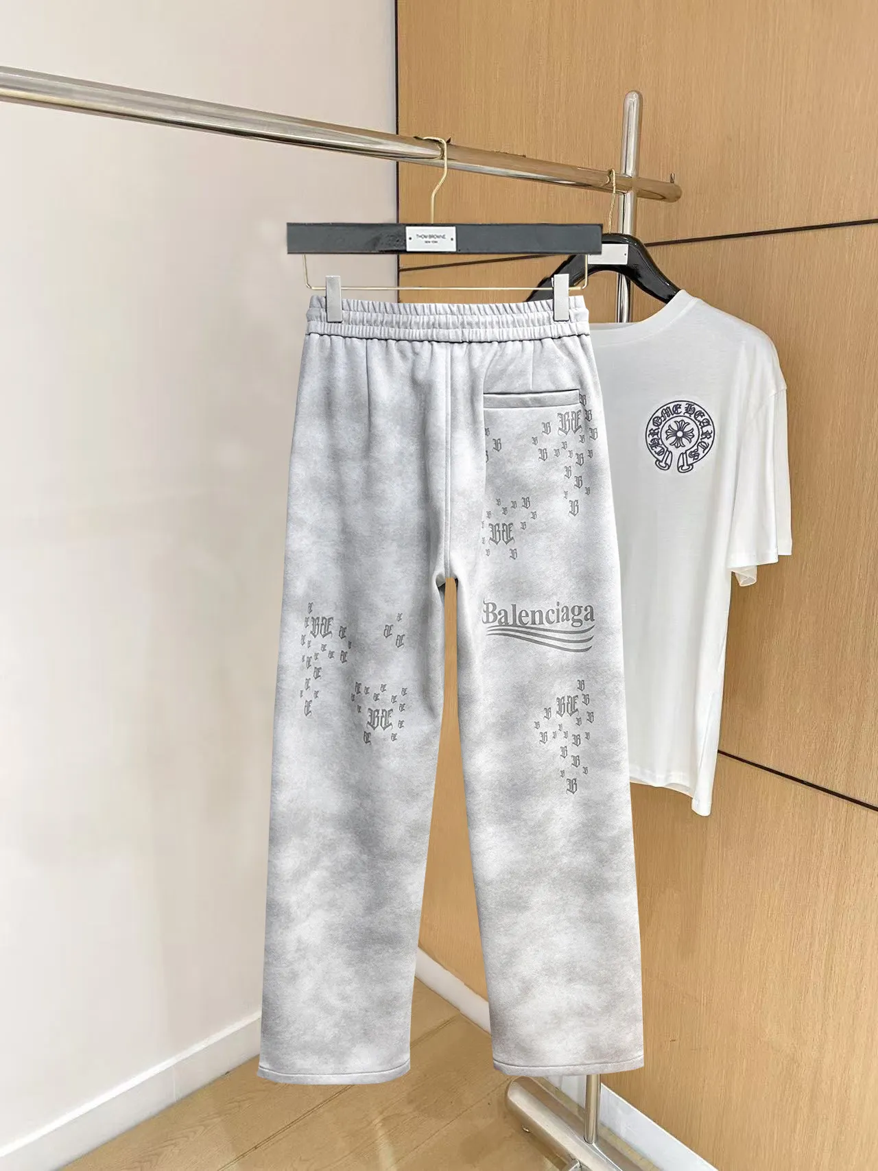 Balenciaga 🆕2026 Autumn and Winter New Arrival trousers and casual pants🎁 are on sale simultaneously on the official website. Brand Classic LOGO casual pants, customized fabrics, excellent comfort and strong touch. Highly recognisable, perfect appearance and craftsmanship. Size:M-3XL
